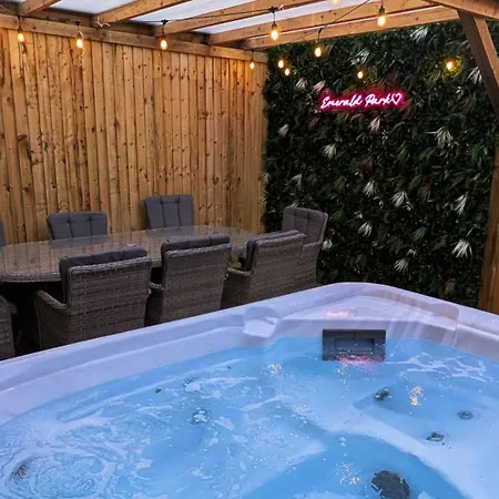 בית נופש Emerald Park - Hot Tub & Games סקארבורו