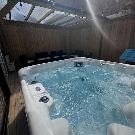 Emerald Park - Hot Tub & Games Room! *