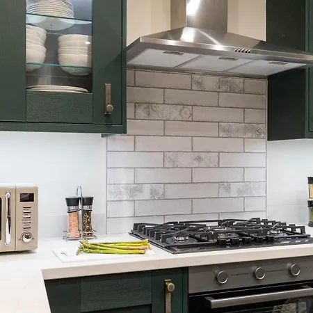 Emerald Park - Hot Tub & Games Room! *