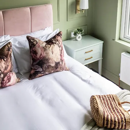 Emerald Park - Hot Tub & Games Room!