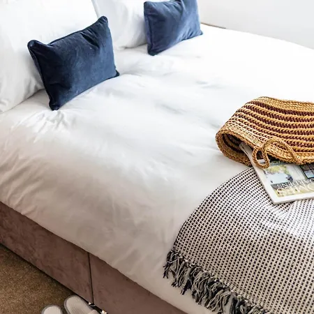 Feriehus Emerald Park - Hot Tub & Games Room!