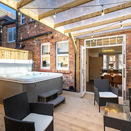 Emerald Park - Hot Tub & Games Room!